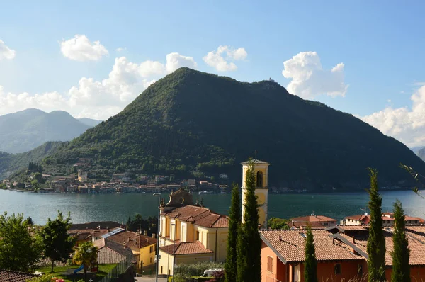Vista de Monte Isola desde el municipio de Sulzano, Lombardía, Italia — Foto de Stock