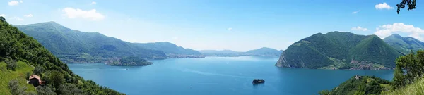 Het verbazen van panoramische van "Monte Isola" met het Iseomeer. Italiaans landschap. Eiland op lake. Uitzicht vanaf het eiland Monte Isola op het Iseomeer, Italië — Stockfoto