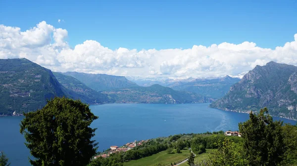 「モンテ イゾラ」から湖のパノラマ。イタリアの風景。湖の島。イセオ湖, イタリアのモンテ イゾラ島からの眺め — ストック写真
