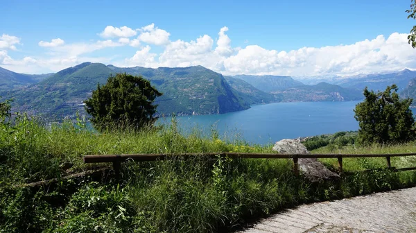 Panorama du lac depuis "Monte Isola". Paysage italien. Île sur lac. Vue de l'île de Monte Isola sur le lac d'Iseo, Italie — Photo