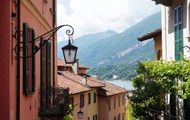 Bellagio, İtalya - 14 Mayıs 2017: turist pitoresk küçük kasaba sokak görünümü'nde Bellagio, Lake Como, İtalya 