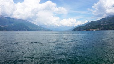 Lake Como, İtalya Bellagio şehrin beyaz bulutlar ile şaşırtıcı panorama 