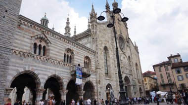 Como, İtalya - 14 Mayıs 2017 - yan Como Katedrali, cattedrale di Santa Maria Assunta, Gotik Katedrali Rokoko kubbesi ile turistler, Como, İtalya 