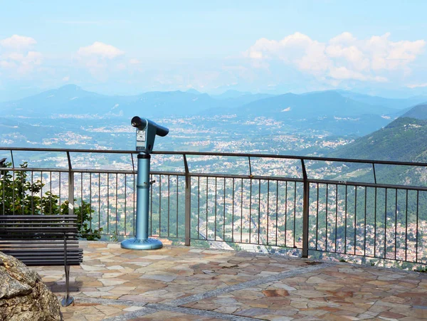 Spectaculaire point de vue de Monte Tre Croci trois croix montent du sommet de San Maurizio de Brunate, Côme, Italie — Photo