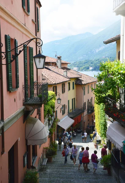 Bellagio, İtalya - 14 Mayıs 2017: turist Salita Serbelloni pitoresk küçük kasaba sokak görünümü'nde Bellagio, Lake Como, İtalya 