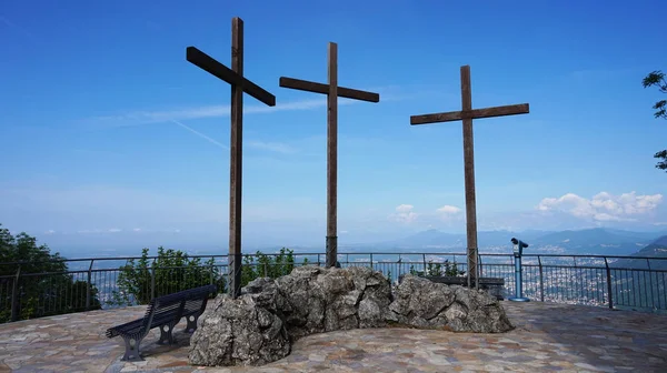 Spektakulärer aussichtspunkt des monte tre croci drei kreuze von der spitze des san maurizio von brunate, como, italien — Stockfoto