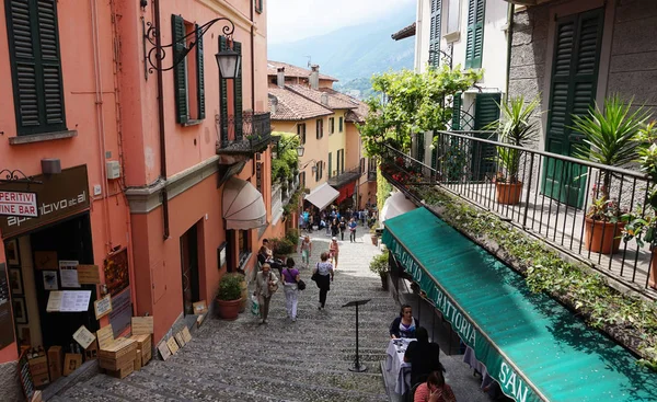 ベラジオ、コモ湖イタリアのサリタ セルベッローニ美しい小さな町ストリート ビューでベラージオ, イタリア - 2017 年 5 月 14 日: 観光客 — ストック写真