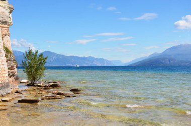 Harika manzarasına Lake Garda Sirmione plaj, İtalya 