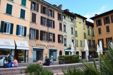 Salo, İtalya - 15 Mayıs 2017: kare, Salo saraylarda ön lake Garda, İtalya