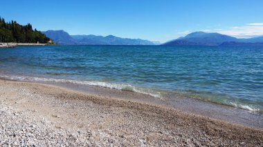 Büyük Lake Garda görünümünden Sirmione beach Lido delle Bionde, İtalya  