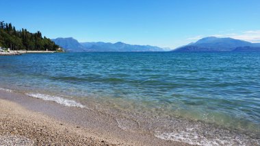 Büyük Lake Garda görünümünden Sirmione beach Lido delle Bionde, İtalya  