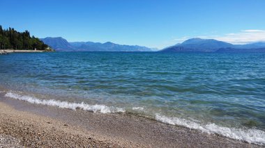 Büyük Lake Garda görünümünden Sirmione beach Lido delle Bionde, İtalya  