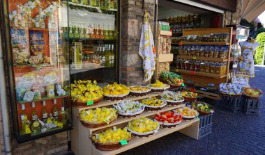 Sirmione, İtalya - 15 Mayıs 2017: Hediyelik eşya dükkanı el yapımı nesneler ve baharat vintage Sirmione'da, Lake Garda, İtalya