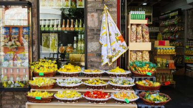 Sirmione, İtalya - 15 Mayıs 2017: Hediyelik eşya dükkanı el yapımı nesneler ve baharat vintage Sirmione'da, Lake Garda, İtalya