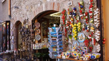 Sirmione, İtalya - 15 Mayıs 2017: Hediyelik eşya dükkanı el yapımı nesneler ve baharat vintage Sirmione'da, Lake Garda, İtalya