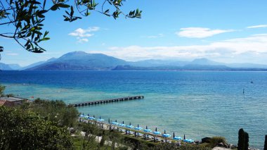 Garda Gölü Hills Park Parco Pubblico Tomelleri şehirde Sirmione, İtalya görünümünü şaşırtıcı 