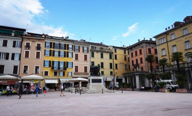 Salo, İtalya - 15 Mayıs 2017: kare, Salo saraylarda ön lake Garda, İtalya