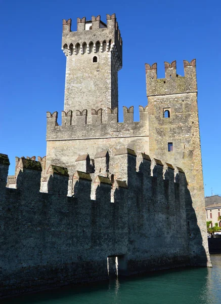 Detail van de torens van Sirmione Scaliger-kasteel met middeleeuwse muren zeldzame voorbeeld van middeleeuwse poort versterkingslijn, Sirmione, het Gardameer, Italië — Stockfoto