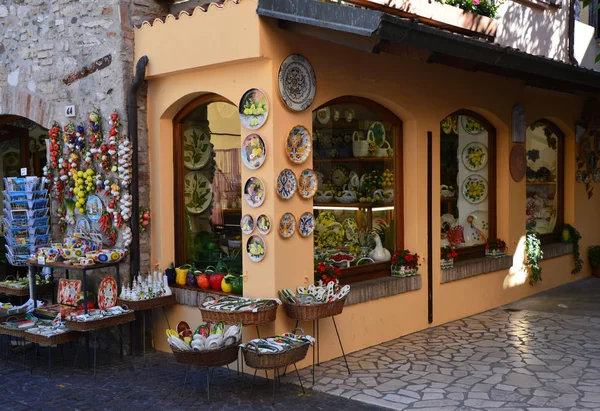 SIRMIONE, ITÁLIA - MAIO 15, 2017: Souvenir shop handmade objects and spices vintage in Sirmione, Lake Garda, Itália — Fotografia de Stock