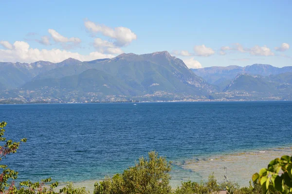 Increíble vista del lago de Garda desde las colinas de Sirmione ciudad, Italia — Foto de Stock