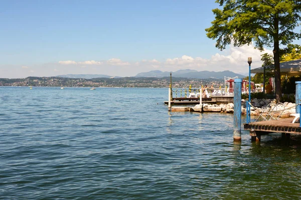 イタリア、シルミオーネ ビーチからガルダ湖のすばらしい眺め — ストック写真
