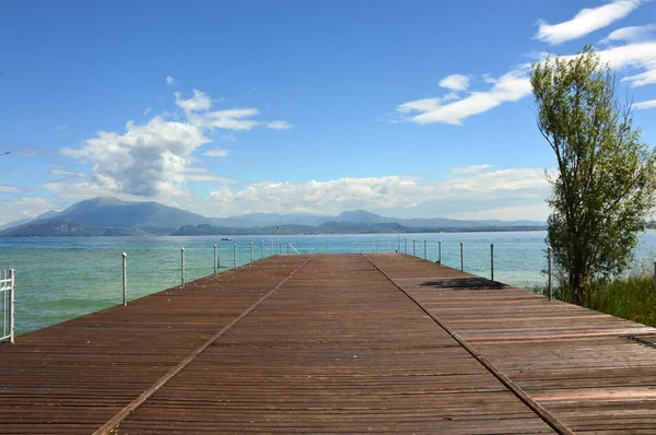イタリア、シルミオーネ ビーチからガルダ湖の桟橋の素晴らしいビュー — ストック写真
