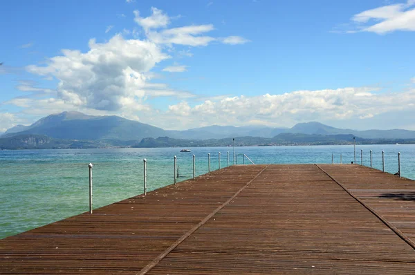 Great view of pier on Lake Garda from Sirmione beach, Italy — Stock Photo, Image