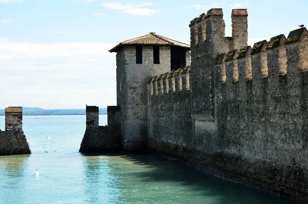 Sirmione Scaliger-kasteel met slotgracht, zeldzaam voorbeeld van middeleeuwse poort versterkingslijn, Sirmione, het Gardameer, Italië — Stockfoto