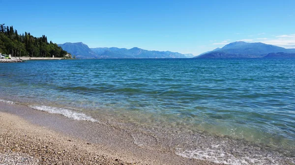 シルミオーネ ビーチ リド ・ デッレ ・ Bionde、イタリアのガルダ湖の絶景 — ストック写真