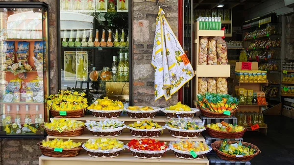SIRMIONE, ITALIA - 15 MAGGIO 2017: Negozio di souvenirs oggetti artigianali e spezie vintage a Sirmione, Lago di Garda, Italia — Foto Stock