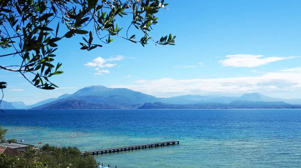 Niesamowite widok na jezioro Garda od wzgórz parku Parco Pubblico utworzył w mieście Sirmione, Włochy — Zdjęcie stockowe