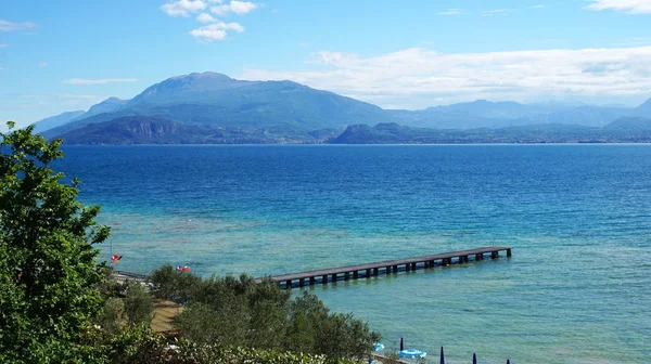 Increíble vista del lago de Garda desde las colinas del parque Parco Pubblico Tomelleri en Sirmione ciudad, Italia —  Fotos de Stock