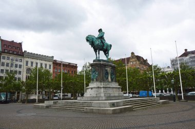 Malmö, İsveç - 31 Mayıs 2017: Kral Karl X Gustav, Malmö, İsveç atlı heykeli Stortorget kare