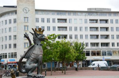 Malmö, İsveç - 31 Mayıs 2107: Gryphon Gustav Adolfs Torg ağaçlar ve bir büyük beyaz arka plan, Malmö, İsveç saati ile bina kare Malmö merkezi içinde
