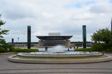 Copenhagen, Danimarka - 31 Mayıs 2017: Amalie Bahçe çeşme İtalyan heykeltıraş Arnaldo Pomodoro tarafından ve Kopenhag Opera Binası Operaen p Holmen Henning Larsen tarafından arka planda iki sütun ile