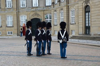 Copenhagen, Danimarka - 31 Mayıs 2017: Gardiyanlar Amalienborg bir şatoda 31 Mayıs 2017 Kopenhag, Danimarka değişen töreni sırasında Kraliyet muhafızları