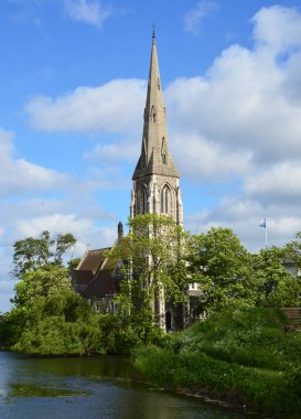 St Alban'ın Anglikan Kilisesi Den engelske kirke olarak da bilinen İngilizce kilise arasında bitkiler ve ağaçlar, Kopenhag, Danimarka