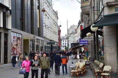 Copenhagen, Danimarka - 31 Mayıs 2017: Ana cadde Strget, yaya, araba alışveriş bölgesine Kopenhag ücretsiz. Bu turistik Avrupa'nın en uzun yaya alışveriş caddeleri biridir