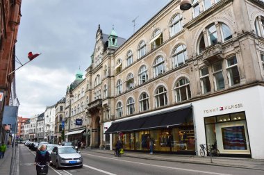 Copenhagen, Danimarka - 31 Mayıs 2017: Ana cadde Strget, yaya, araba alışveriş bölgesine Kopenhag ücretsiz. Bu turistik Avrupa'nın en uzun yaya alışveriş caddeleri biridir
