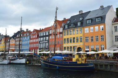 Copenhagen, Danimarka - 31 Mayıs 2017: bir 17. yüzyıl ile tipik renkli evler Kopenhag'da liman ve su kanalları, Nyhavn, Kopenhag, Danimarka Nyhavn 