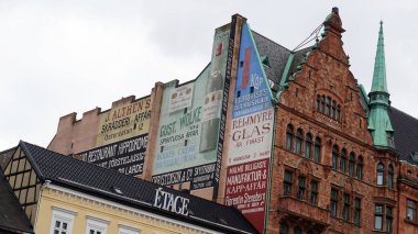 Malmö, İsveç - 31 Mayıs 2017: Saray kare Stortorget bazı vintage advertisings, Malmö, İsveç ile bakan