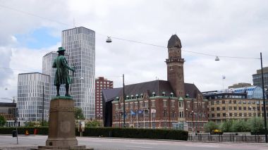 Malmö, İsveç - 31 Mayıs 2017: Görünüm İsveçli işadamı Frans Suell tutmak seyretmek heykelinin Malmo City Norra Vallgatan Street, Malmö, İsveç