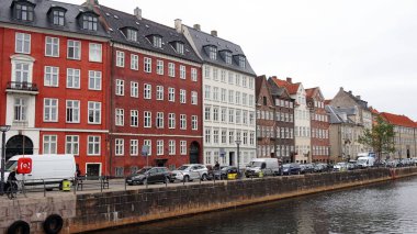 Copenhagen, Danimarka - 31 Mayıs 2017: Færgestationsvej sokak görünümü ve kanal Vindebrogade Street, Kopenhag, Danimarka