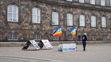 Copenhagen, Danimarka - 31 Mayıs 2017: barışsever kadının önünde Christiansborg yuvası Palace Christiansborg Slotspads Meydanı, Kopenhag, Danimarka