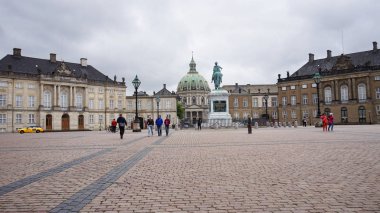 Copenhagen, Danimarka - 31 Mayıs 2017: Amalienborg Slotsplads Meydanı Amalienborg'ın kurucusu, Kral Frederick V ve Frederik'ın Kilisesi arka planda, Copenhagen anıtsal bir atlı heykeli ile 