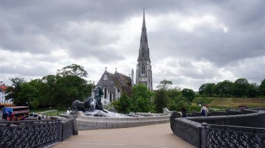 Copenhagen, Danimarka - 31 Mayıs 2017: Gefion çeşme ve St. Alban'ın kilise, büyük bir çeşme liman ön Kopenhag, Danimarka