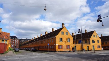 Copenhagen, Danimarka - 31 Mayıs 2017: sarı evler Nyboder bölgesinde tarihi bir satır ev ilçe eski deniz, Kopenhag, Danimarka Kışlası