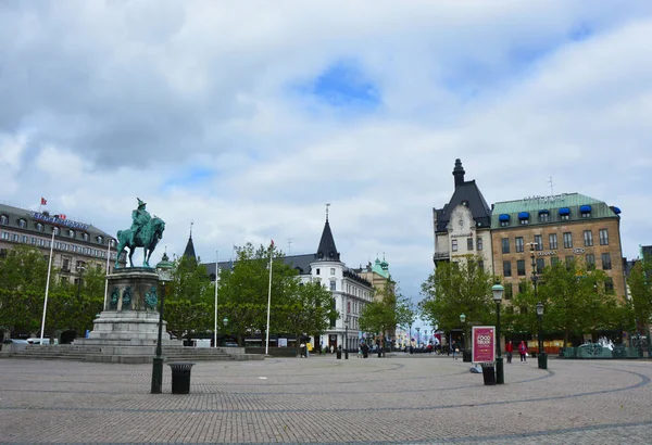 マルメ, スウェーデン - 2017 年 5 月 31 日: Stortorget 広場の王カール X 世グスタフ、マルメ、スウェーデンの騎馬像と — ストック写真