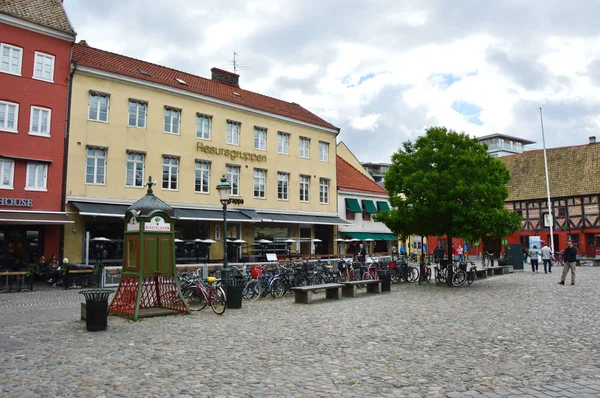 MALMO, SUECIA - 31 DE MAYO DE 2017: Pequeña plaza característica de Lilla Torg en Malmo con restaurantes y cafeterías, Suecia — Foto de Stock