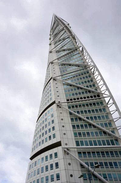 Malmö, Sverige - 31 maj 2017: Turning Torso designad av Santiago Calatrava är den högsta byggnaden i Skandinavien, ligger på resund sundet, betraktas som den första vridna skyskrapan i världen — Stockfoto